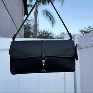 Coach’s reimagination of the 2002 Hamptons Bag 🤍